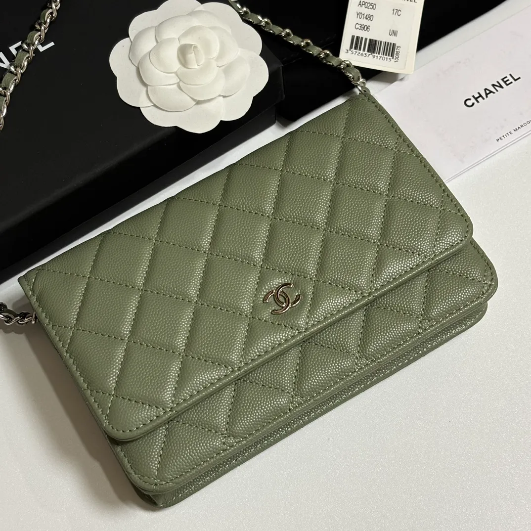 💰640 upgraded version of CHANE WOC chain bag💦Model number Ap500! ! ! Different from the previous classics, the current model uses suction buckles, which is more convenient.... One piece of leather to the end [Color] [Color] [Color] Top leather hardware, original quality! The details are so beautiful and the complete package! Size 19.5*12*3.5cm