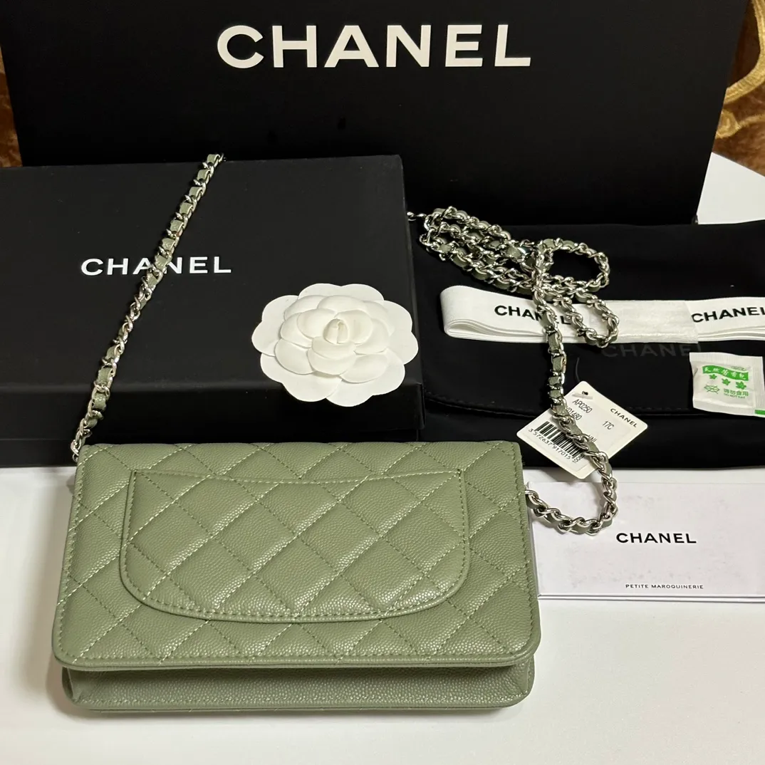 💰640 upgraded version of CHANE WOC chain bag💦Model number Ap500! ! ! Different from the previous classics, the current model uses suction buckles, which is more convenient.... One piece of leather to the end [Color] [Color] [Color] Top leather hardware, original quality! The details are so beautiful and the complete package! Size 19.5*12*3.5cm