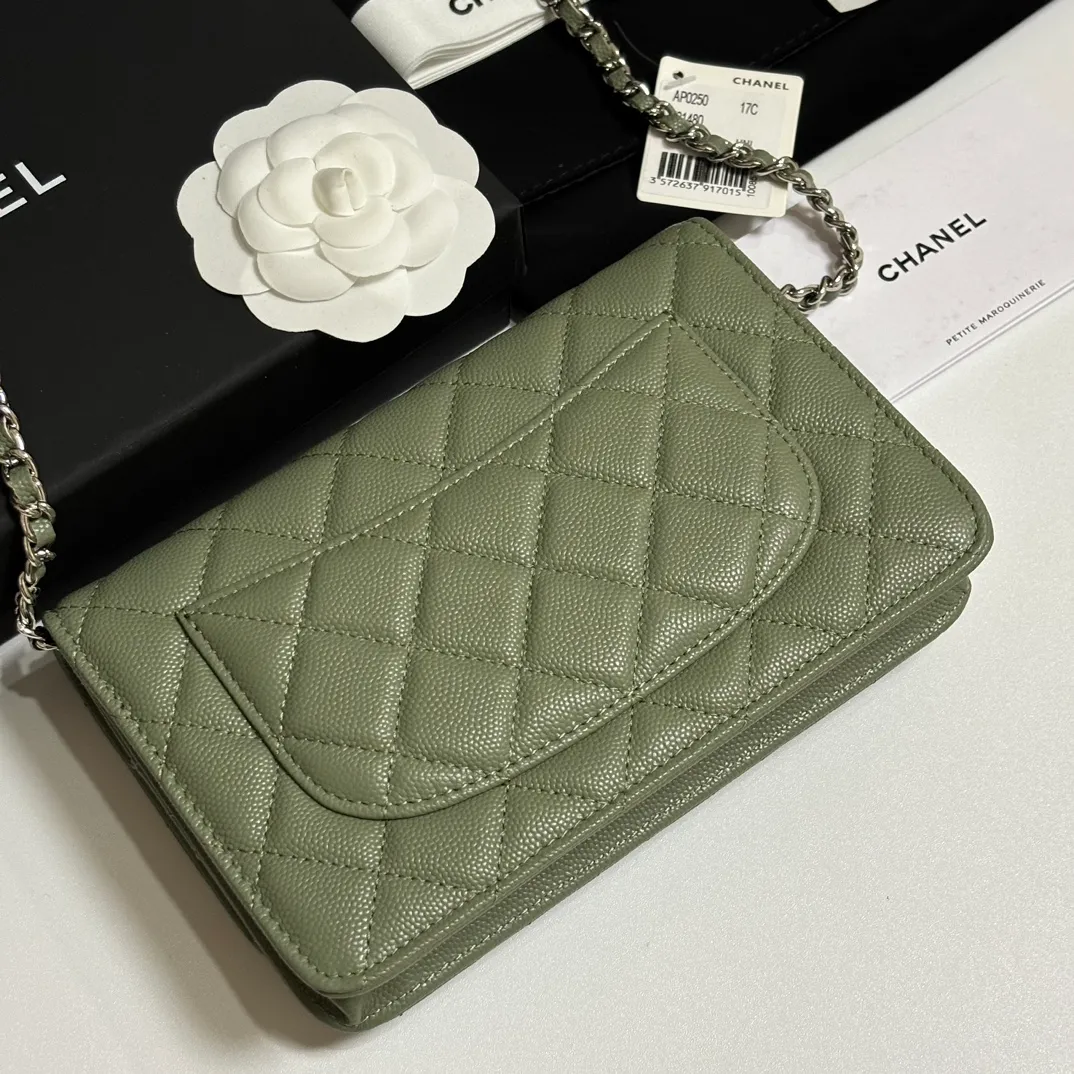 💰640 upgraded version of CHANE WOC chain bag💦Model number Ap500! ! ! Different from the previous classics, the current model uses suction buckles, which is more convenient.... One piece of leather to the end [Color] [Color] [Color] Top leather hardware, original quality! The details are so beautiful and the complete package! Size 19.5*12*3.5cm