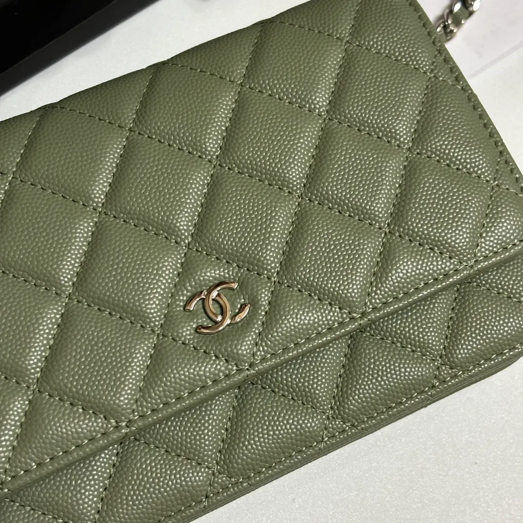 💰640 upgraded version of CHANE WOC chain bag💦Model number Ap500! ! ! Different from the previous classics, the current model uses suction buckles, which is more convenient.... One piece of leather to the end [Color] [Color] [Color] Top leather hardware, original quality! The details are so beautiful and the complete package! Size 19.5*12*3.5cm
