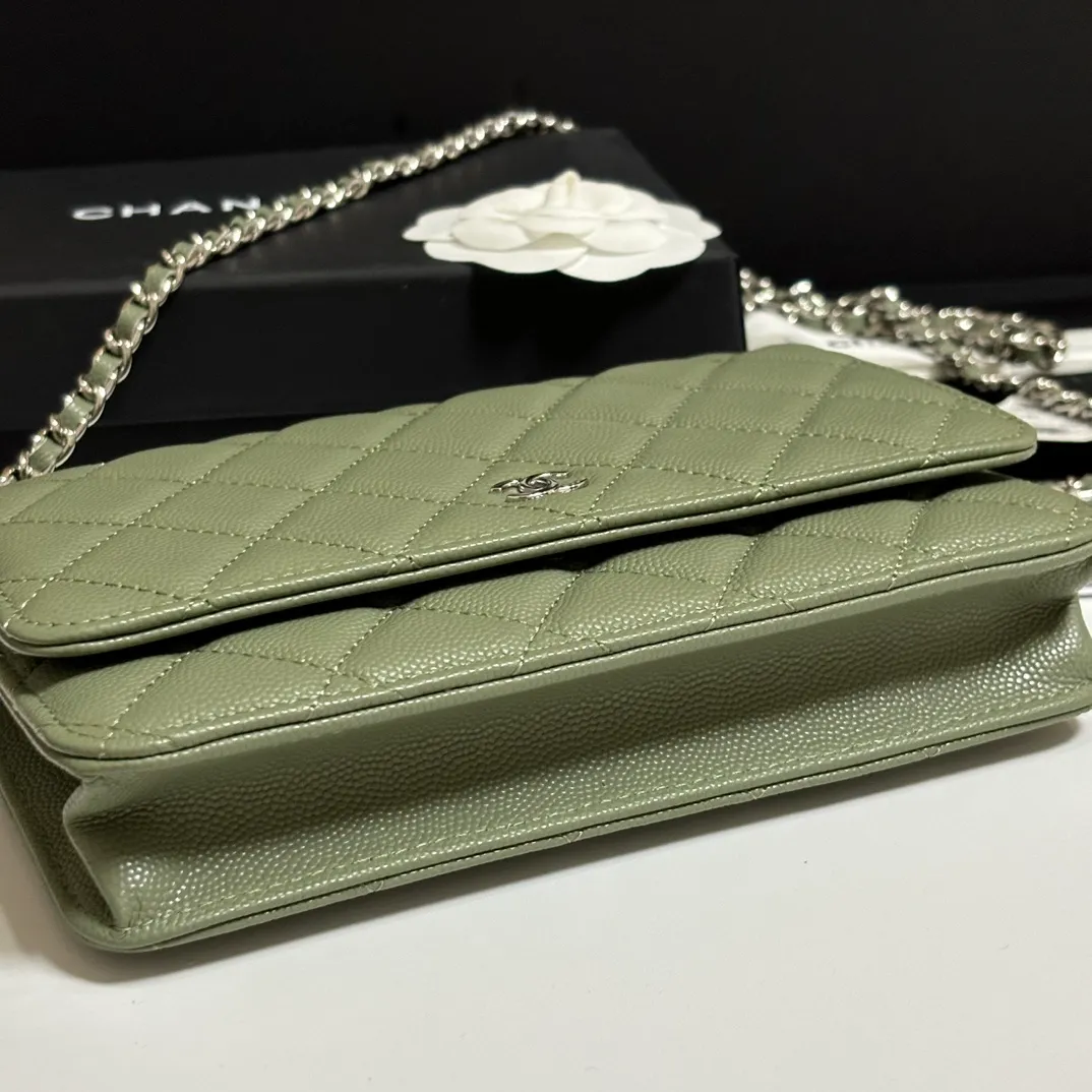 💰640 upgraded version of CHANE WOC chain bag💦Model number Ap500! ! ! Different from the previous classics, the current model uses suction buckles, which is more convenient.... One piece of leather to the end [Color] [Color] [Color] Top leather hardware, original quality! The details are so beautiful and the complete package! Size 19.5*12*3.5cm