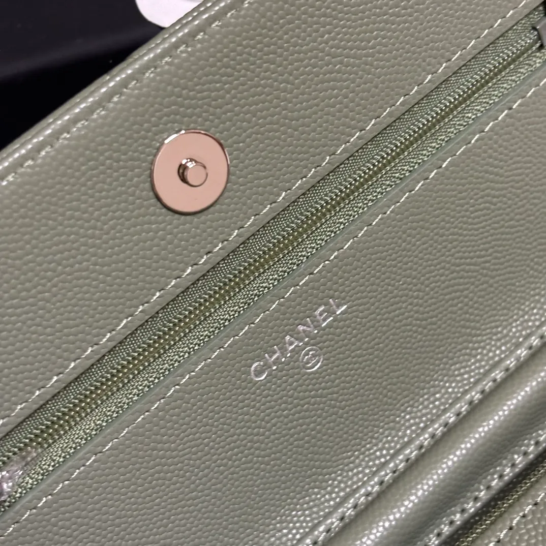 💰640 upgraded version of CHANE WOC chain bag💦Model number Ap500! ! ! Different from the previous classics, the current model uses suction buckles, which is more convenient.... One piece of leather to the end [Color] [Color] [Color] Top leather hardware, original quality! The details are so beautiful and the complete package! Size 19.5*12*3.5cm