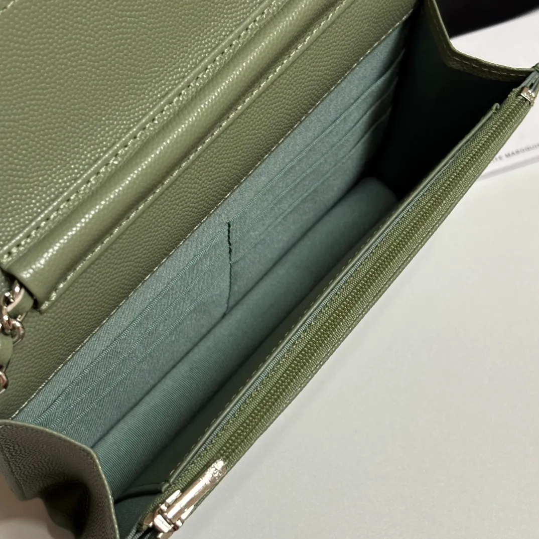 💰640 upgraded version of CHANE WOC chain bag💦Model number Ap500! ! ! Different from the previous classics, the current model uses suction buckles, which is more convenient.... One piece of leather to the end [Color] [Color] [Color] Top leather hardware, original quality! The details are so beautiful and the complete package! Size 19.5*12*3.5cm