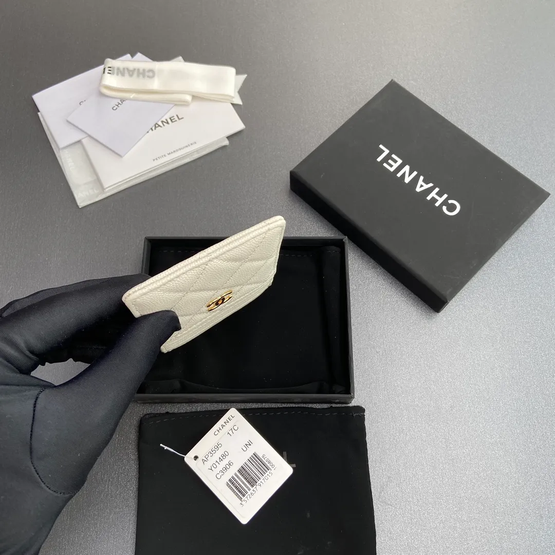 [Special grade hardware original leather] ¥260 Xiaoxiang card holder series Quilted card holder with iconic metal logo Gold tone metal hardware, special Italian imported leather 5 card slots No.: 3595 White fine ball gold Size: w8×11.5cm