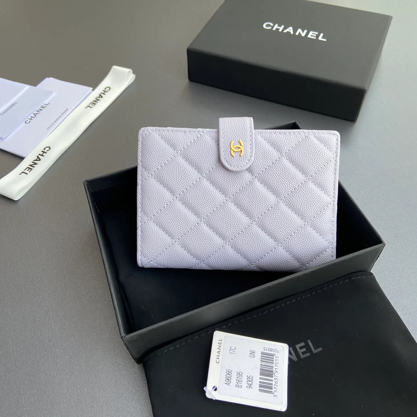 [Special grade hardware original leather] ¥440 Xiaoxiang passport holder series Quilted with iconic metal logo Gold tone metal hardware, special Italian imported leather 4 card slots, 1 small zipper pocket. 1 banknote compartment, 1 passport holder card slot No.: 96066 Light purple fine ball gold Size: w10×h14×d2cm
