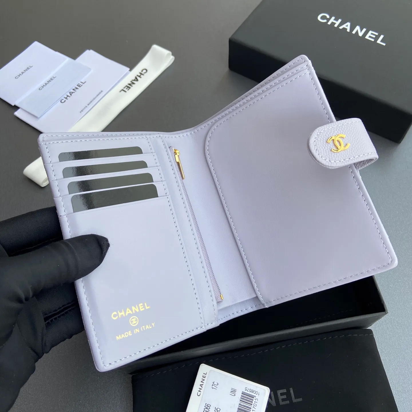 [Special grade hardware original leather] ¥440 Xiaoxiang passport holder series Quilted with iconic metal logo Gold tone metal hardware, special Italian imported leather 4 card slots, 1 small zipper pocket. 1 banknote compartment, 1 passport holder card slot No.: 96066 Light purple fine ball gold Size: w10×h14×d2cm