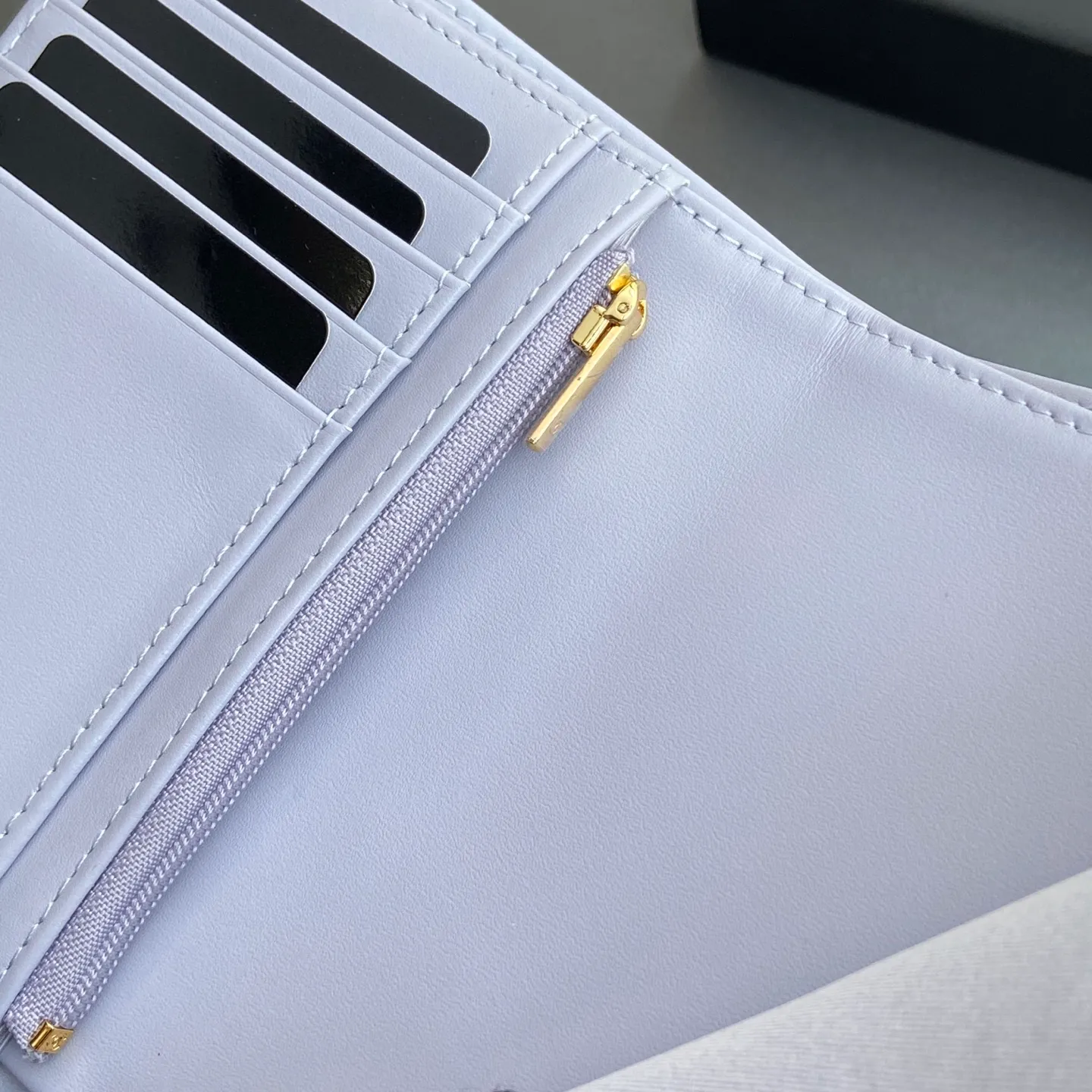 [Special grade hardware original leather] ¥440 Xiaoxiang passport holder series Quilted with iconic metal logo Gold tone metal hardware, special Italian imported leather 4 card slots, 1 small zipper pocket. 1 banknote compartment, 1 passport holder card slot No.: 96066 Light purple fine ball gold Size: w10×h14×d2cm