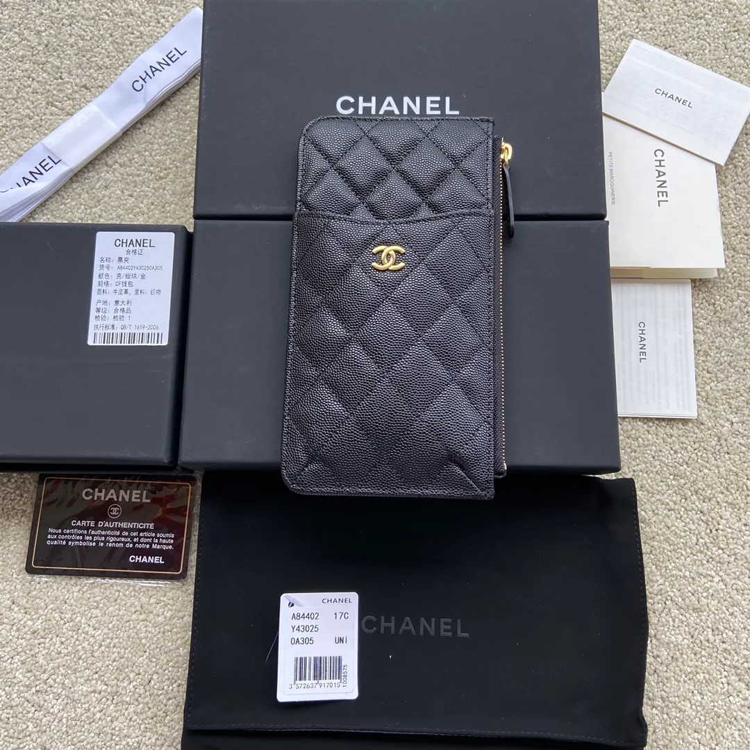 Xiaoxiang imported Italian grained calfskin Item number: A84402 Price: 400 Size: w19.5×h10×d3 Color: black ball pattern gold steel mark Can be used to hold mobile phone card holder and change
