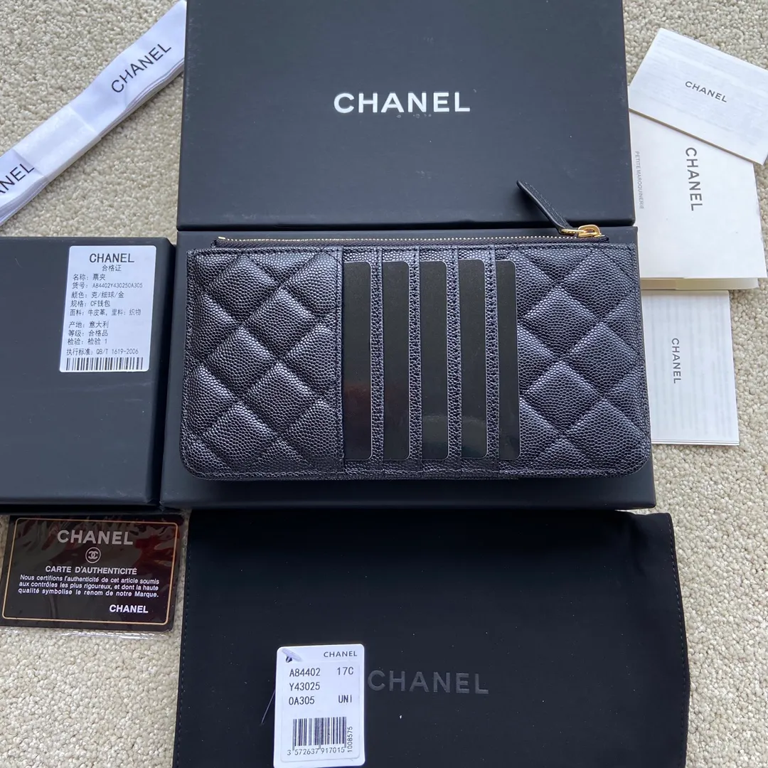 Xiaoxiang imported Italian grained calfskin Item number: A84402 Price: 400 Size: w19.5×h10×d3 Color: black ball pattern gold steel mark Can be used to hold mobile phone card holder and change