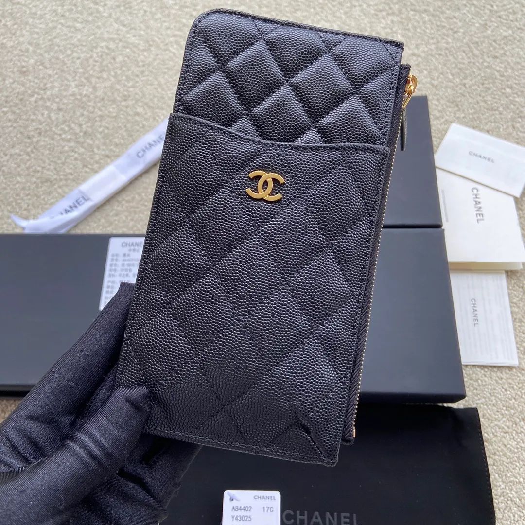 Xiaoxiang imported Italian grained calfskin Item number: A84402 Price: 400 Size: w19.5×h10×d3 Color: black ball pattern gold steel mark Can be used to hold mobile phone card holder and change