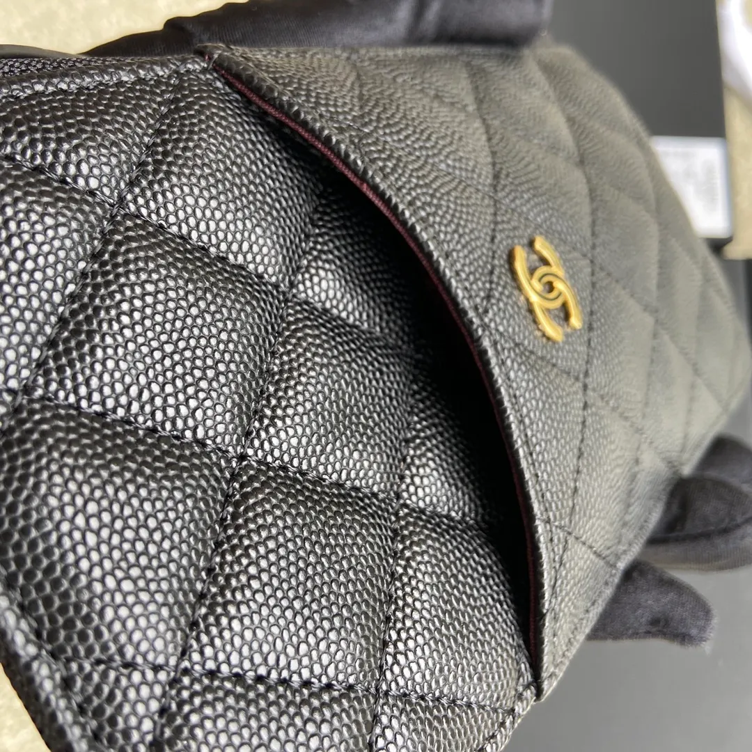 Xiaoxiang imported Italian grained calfskin Item number: A84402 Price: 400 Size: w19.5×h10×d3 Color: black ball pattern gold steel mark Can be used to hold mobile phone card holder and change