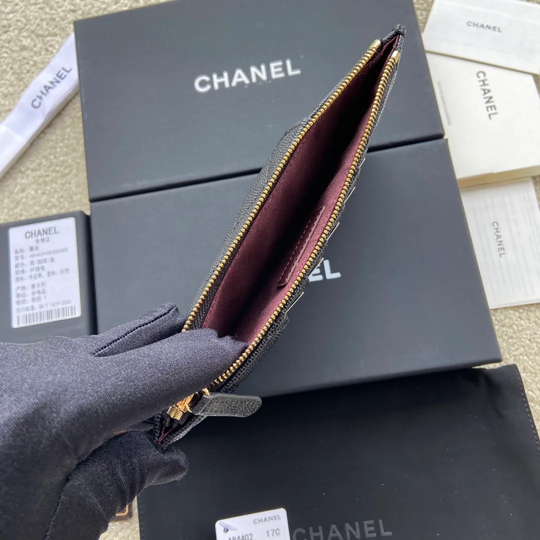 Xiaoxiang imported Italian grained calfskin Item number: A84402 Price: 400 Size: w19.5×h10×d3 Color: black ball pattern gold steel mark Can be used to hold mobile phone card holder and change