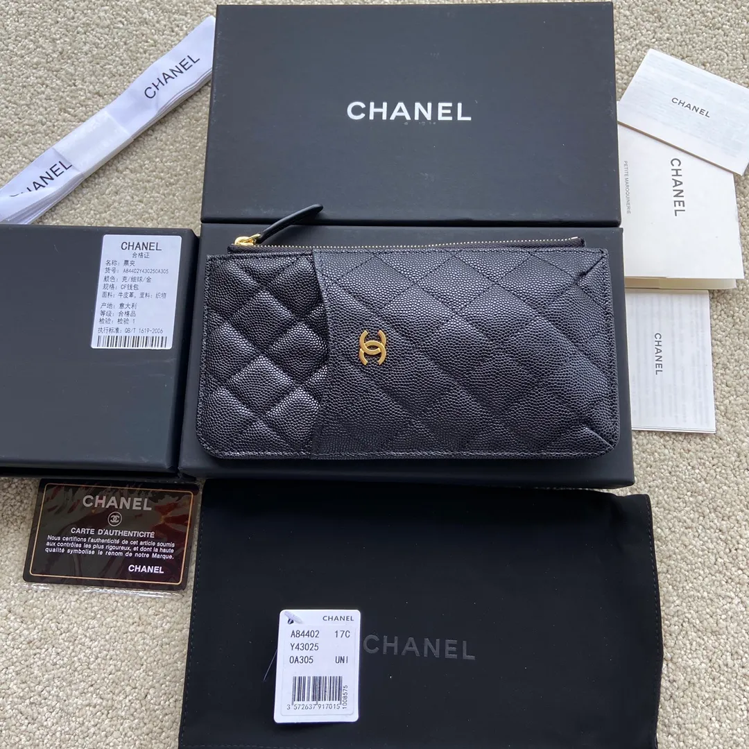 Xiaoxiang imported Italian grained calfskin Item number: A84402 Price: 400 Size: w19.5×h10×d3 Color: black ball pattern gold steel mark Can be used to hold mobile phone card holder and change