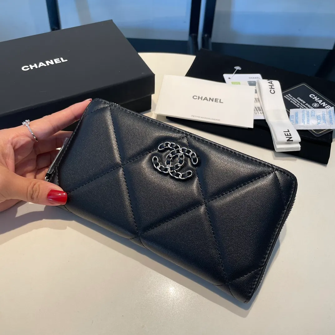 💰580😊 Upgraded version💋🆕 Ohanel new color🆕The latest long zipper wallet, the texture of goatskin is unparalleled 😼The 19 series that is the main promotion this season is the big rhombus, with a strong retro style👝 I want to buy every color🧸 The logo is eye-catching and unique, the goatskin has a light luster, and the temperament is instantly upupup❣The fashionable style and style are also jointly created by Karl and Viard. The first series launched by the new artistic director will be a key recommendation of the brand from this year to next year, conveying the essence of the brand, with a full set of packaging 0946🍃size: 19.5*10.5cm