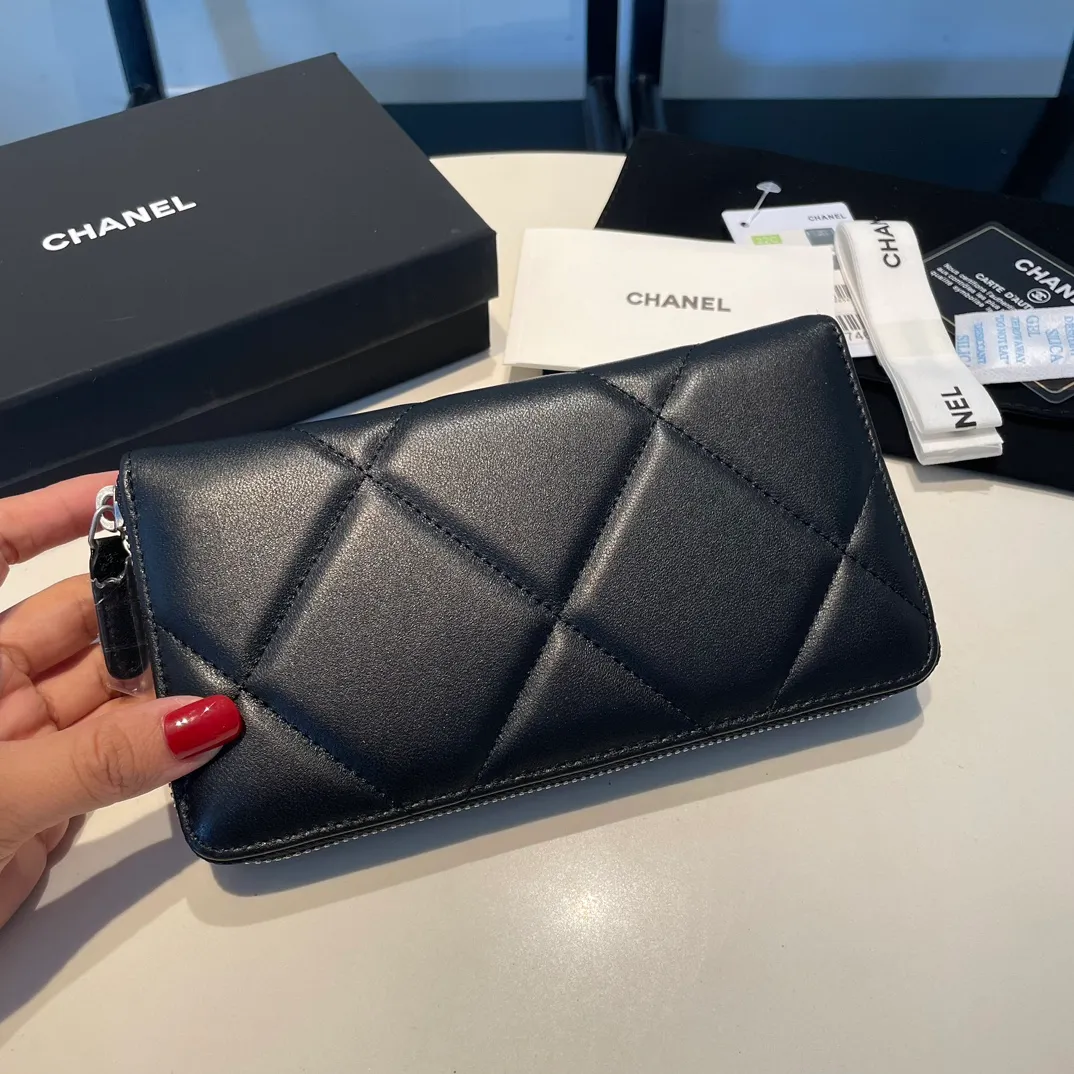 💰580😊 Upgraded version💋🆕 Ohanel new color🆕The latest long zipper wallet, the texture of goatskin is unparalleled 😼The 19 series that is the main promotion this season is the big rhombus, with a strong retro style👝 I want to buy every color🧸 The logo is eye-catching and unique, the goatskin has a light luster, and the temperament is instantly upupup❣The fashionable style and style are also jointly created by Karl and Viard. The first series launched by the new artistic director will be a key recommendation of the brand from this year to next year, conveying the essence of the brand, with a full set of packaging 0946🍃size: 19.5*10.5cm