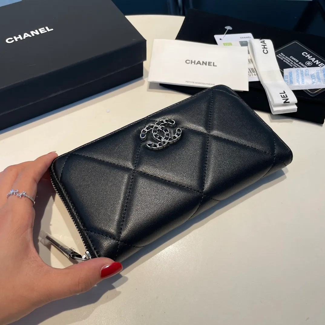 💰580😊 Upgraded version💋🆕 Ohanel new color🆕The latest long zipper wallet, the texture of goatskin is unparalleled 😼The 19 series that is the main promotion this season is the big rhombus, with a strong retro style👝 I want to buy every color🧸 The logo is eye-catching and unique, the goatskin has a light luster, and the temperament is instantly upupup❣The fashionable style and style are also jointly created by Karl and Viard. The first series launched by the new artistic director will be a key recommendation of the brand from this year to next year, conveying the essence of the brand, with a full set of packaging 0946🍃size: 19.5*10.5cm