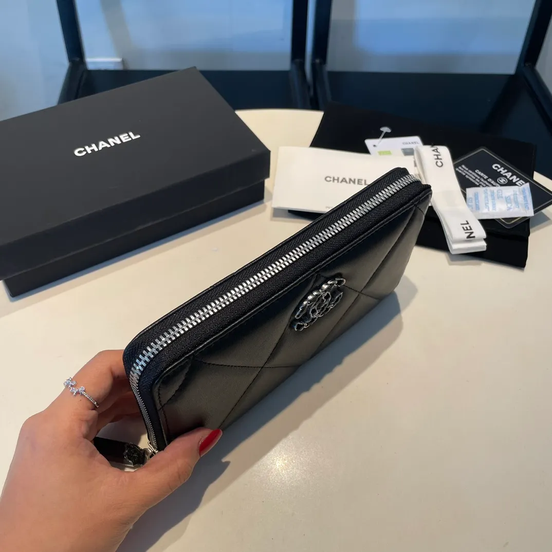💰580😊 Upgraded version💋🆕 Ohanel new color🆕The latest long zipper wallet, the texture of goatskin is unparalleled 😼The 19 series that is the main promotion this season is the big rhombus, with a strong retro style👝 I want to buy every color🧸 The logo is eye-catching and unique, the goatskin has a light luster, and the temperament is instantly upupup❣The fashionable style and style are also jointly created by Karl and Viard. The first series launched by the new artistic director will be a key recommendation of the brand from this year to next year, conveying the essence of the brand, with a full set of packaging 0946🍃size: 19.5*10.5cm