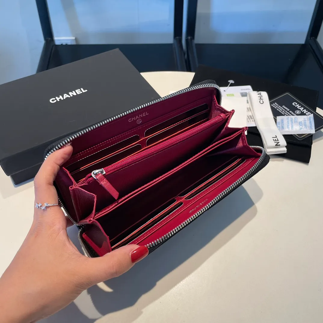 💰580😊 Upgraded version💋🆕 Ohanel new color🆕The latest long zipper wallet, the texture of goatskin is unparalleled 😼The 19 series that is the main promotion this season is the big rhombus, with a strong retro style👝 I want to buy every color🧸 The logo is eye-catching and unique, the goatskin has a light luster, and the temperament is instantly upupup❣The fashionable style and style are also jointly created by Karl and Viard. The first series launched by the new artistic director will be a key recommendation of the brand from this year to next year, conveying the essence of the brand, with a full set of packaging 0946🍃size: 19.5*10.5cm