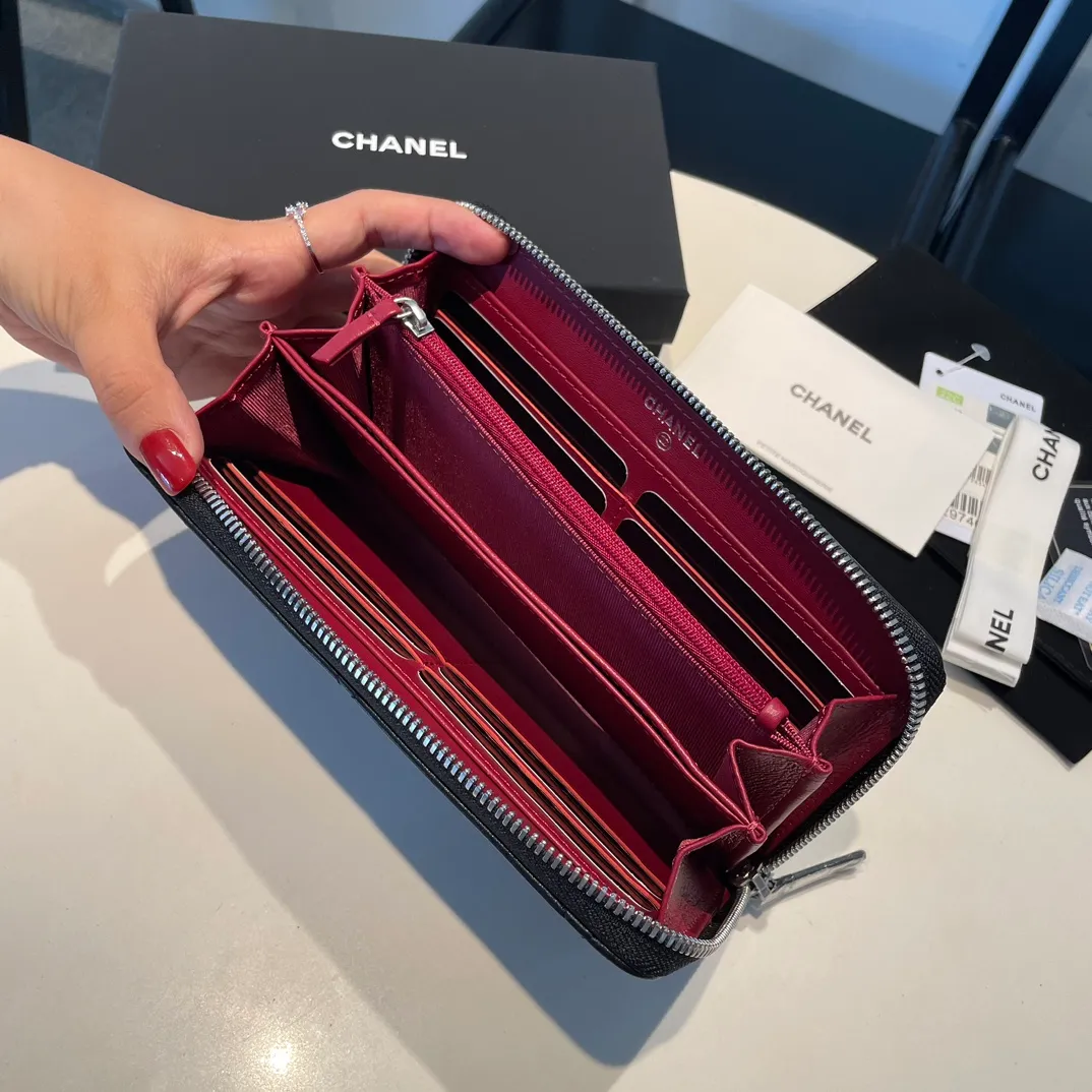 💰580😊 Upgraded version💋🆕 Ohanel new color🆕The latest long zipper wallet, the texture of goatskin is unparalleled 😼The 19 series that is the main promotion this season is the big rhombus, with a strong retro style👝 I want to buy every color🧸 The logo is eye-catching and unique, the goatskin has a light luster, and the temperament is instantly upupup❣The fashionable style and style are also jointly created by Karl and Viard. The first series launched by the new artistic director will be a key recommendation of the brand from this year to next year, conveying the essence of the brand, with a full set of packaging 0946🍃size: 19.5*10.5cm