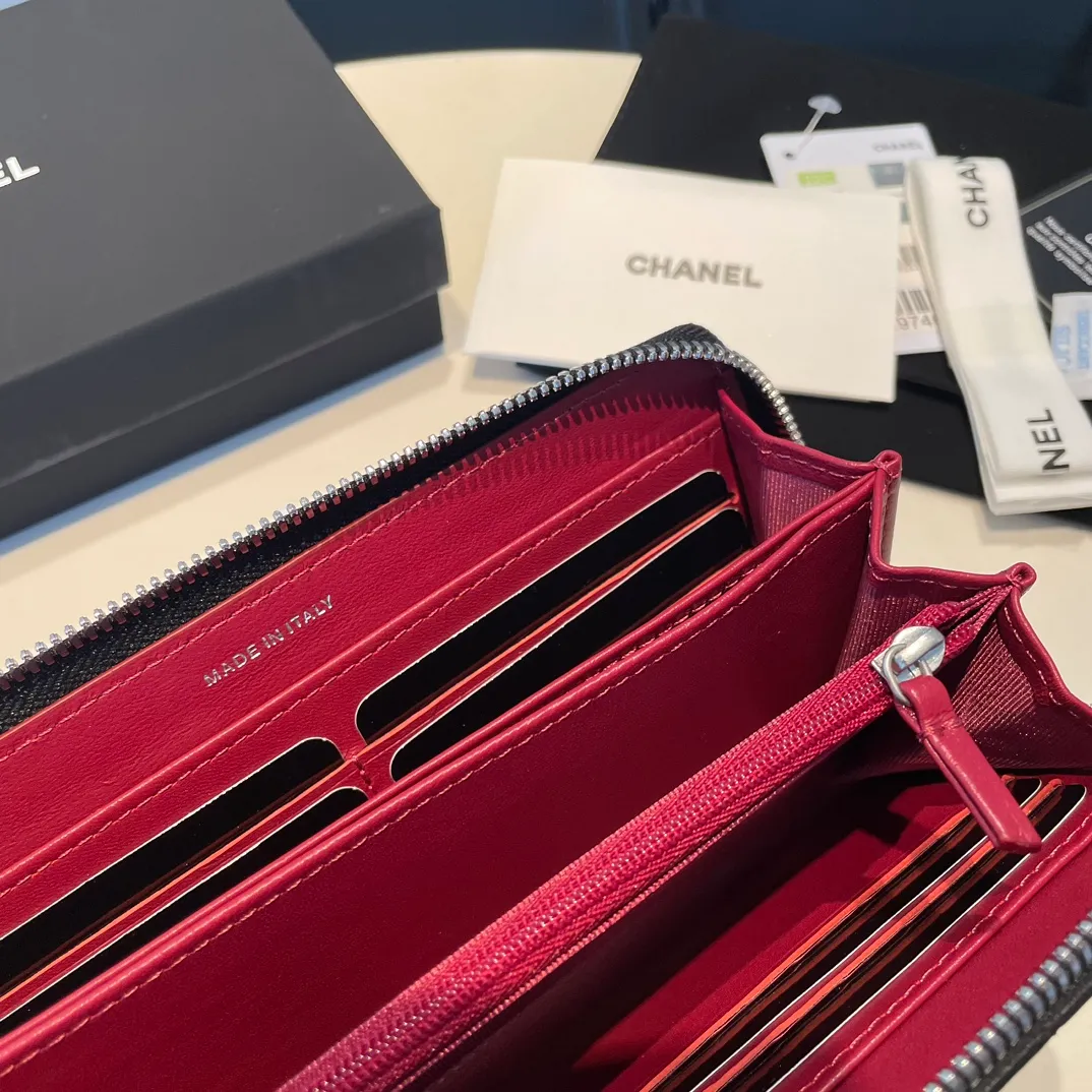 💰580😊 Upgraded version💋🆕 Ohanel new color🆕The latest long zipper wallet, the texture of goatskin is unparalleled 😼The 19 series that is the main promotion this season is the big rhombus, with a strong retro style👝 I want to buy every color🧸 The logo is eye-catching and unique, the goatskin has a light luster, and the temperament is instantly upupup❣The fashionable style and style are also jointly created by Karl and Viard. The first series launched by the new artistic director will be a key recommendation of the brand from this year to next year, conveying the essence of the brand, with a full set of packaging 0946🍃size: 19.5*10.5cm