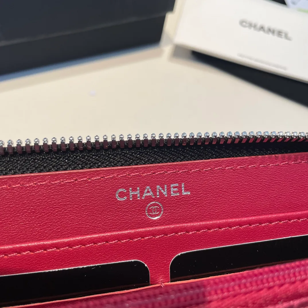 💰580😊 Upgraded version💋🆕 Ohanel new color🆕The latest long zipper wallet, the texture of goatskin is unparalleled 😼The 19 series that is the main promotion this season is the big rhombus, with a strong retro style👝 I want to buy every color🧸 The logo is eye-catching and unique, the goatskin has a light luster, and the temperament is instantly upupup❣The fashionable style and style are also jointly created by Karl and Viard. The first series launched by the new artistic director will be a key recommendation of the brand from this year to next year, conveying the essence of the brand, with a full set of packaging 0946🍃size: 19.5*10.5cm