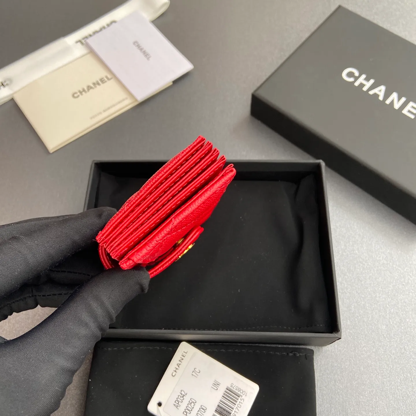 [Special grade hardware original leather] ¥400 Small fragrant organ multi-card slot card holder series with iconic metal logo Gold tone metal hardware, special Italian imported leather 6 card slots No.: 0342 Big red fine ball pattern golden steel mark Size: w10×h6×2cm