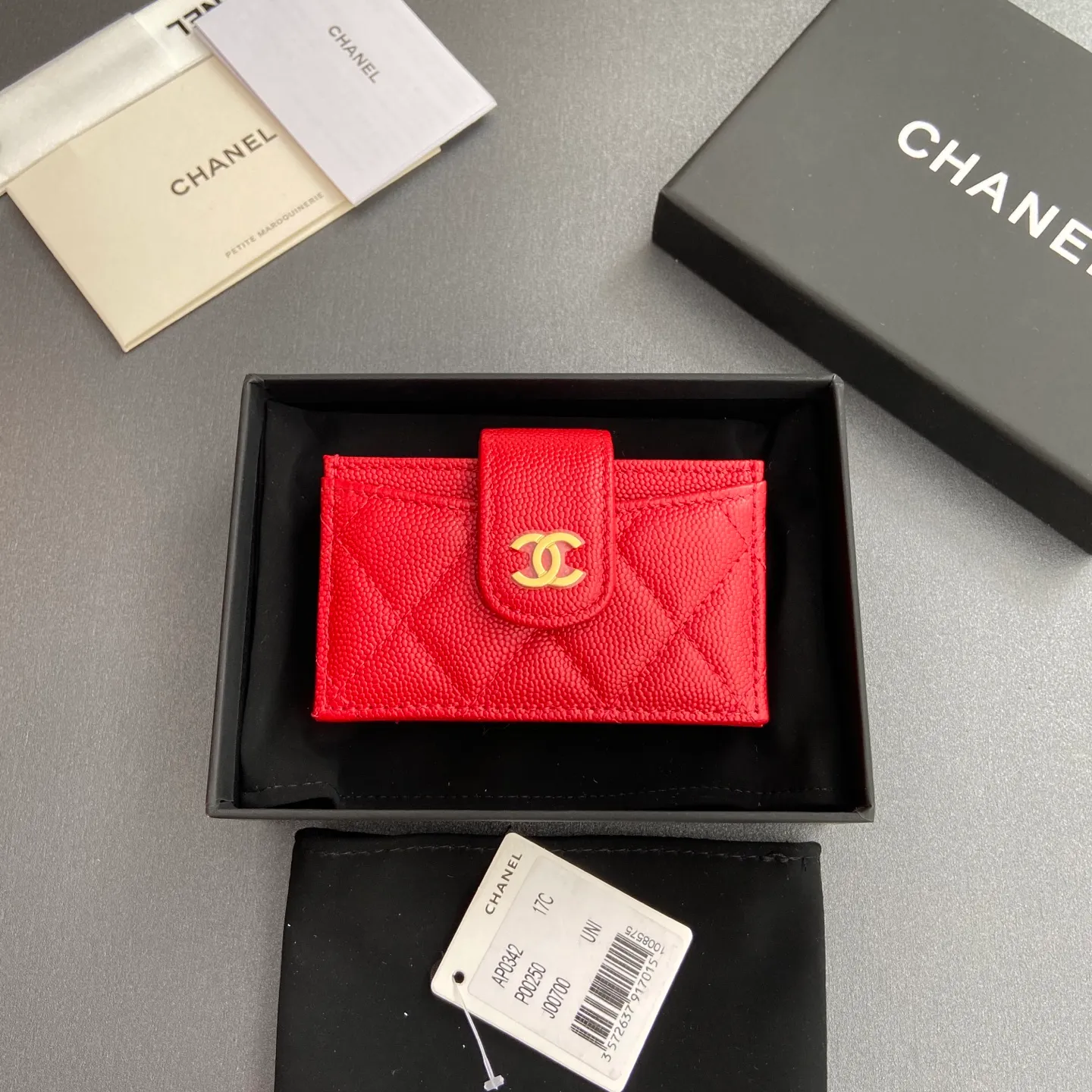 [Special grade hardware original leather] ¥400 Small fragrant organ multi-card slot card holder series with iconic metal logo Gold tone metal hardware, special Italian imported leather 6 card slots No.: 0342 Big red fine ball pattern golden steel mark Size: w10×h6×2cm
