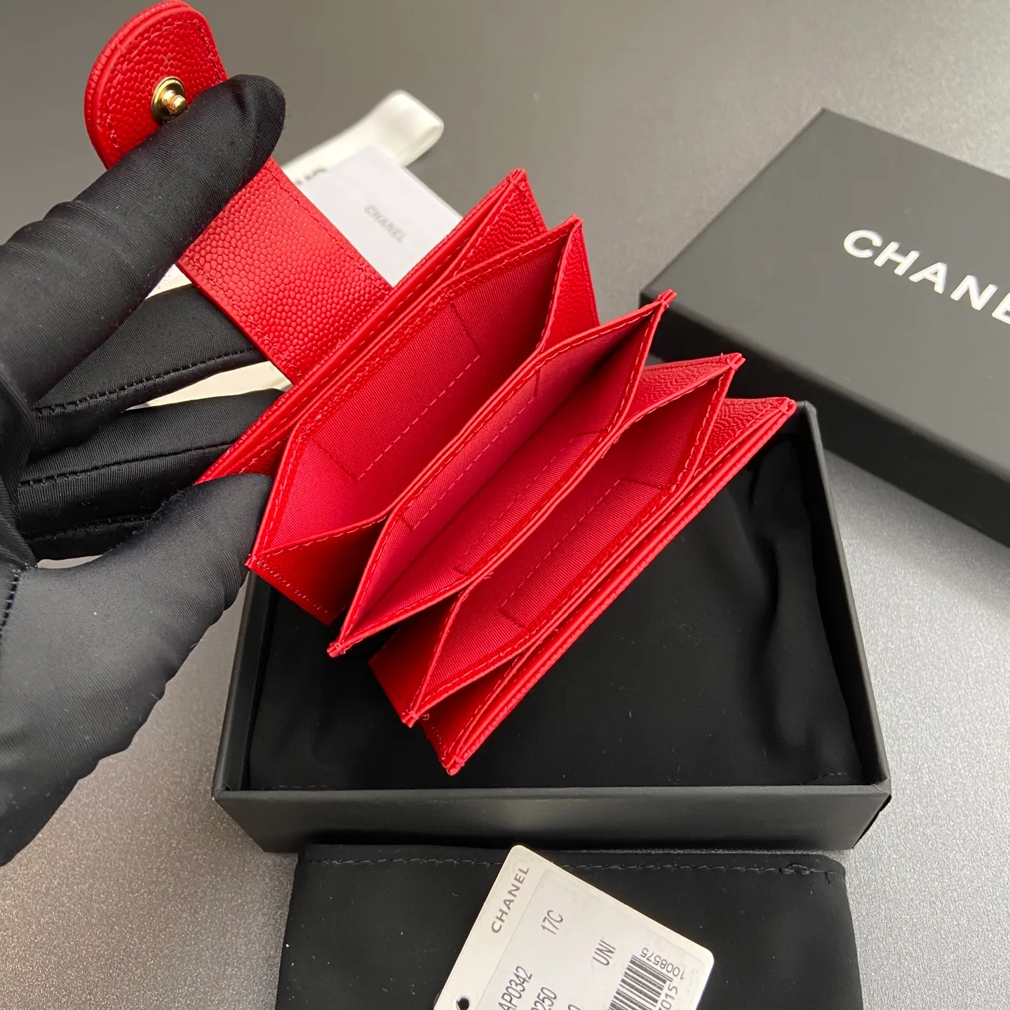 [Special grade hardware original leather] ¥400 Small fragrant organ multi-card slot card holder series with iconic metal logo Gold tone metal hardware, special Italian imported leather 6 card slots No.: 0342 Big red fine ball pattern golden steel mark Size: w10×h6×2cm