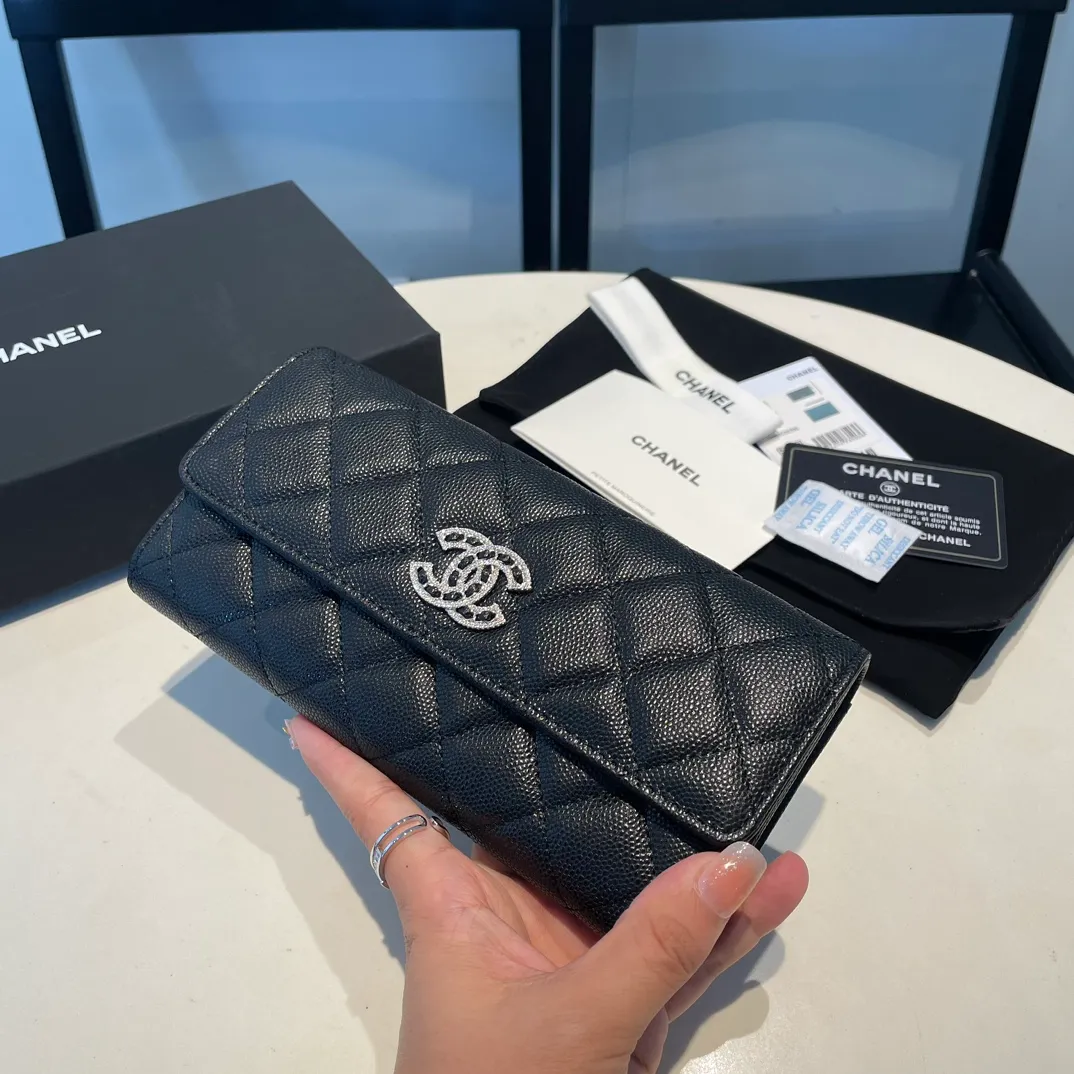 💰580😊 Upgraded version💋🆕In stock In stock Ohanel 22 spring and summer series rhinestone buckle fine ball grain cowhide long snap wallet, so beautiful that I cried😭New art double c diamond buckle through leather. The rhinestone buckle is very attractive to me, anyway, the diamond is really good-looking, so I bought it! Comes with complete packaging 2715🍃size: 19*10cm