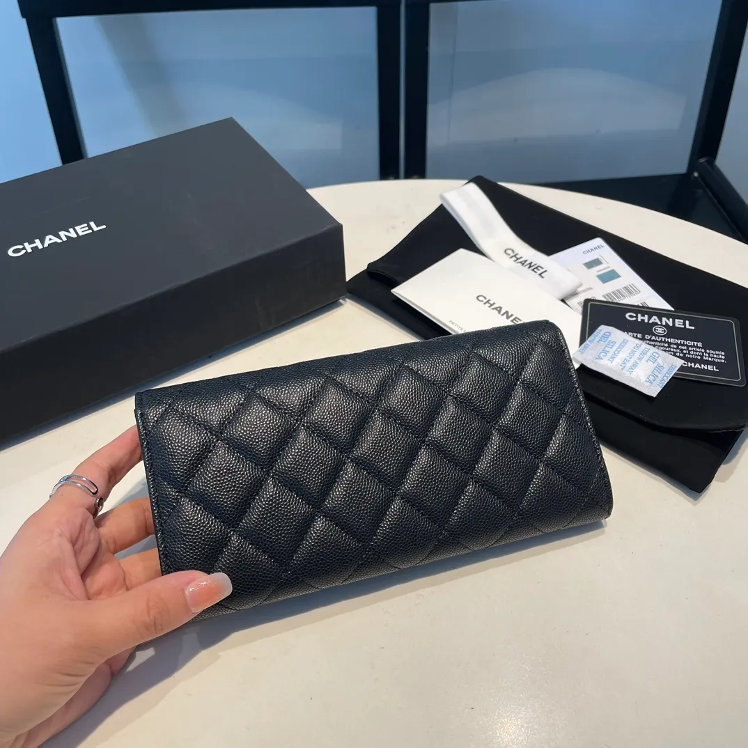 💰580😊 Upgraded version💋🆕In stock In stock Ohanel 22 spring and summer series rhinestone buckle fine ball grain cowhide long snap wallet, so beautiful that I cried😭New art double c diamond buckle through leather. The rhinestone buckle is very attractive to me, anyway, the diamond is really good-looking, so I bought it! Comes with complete packaging 2715🍃size: 19*10cm