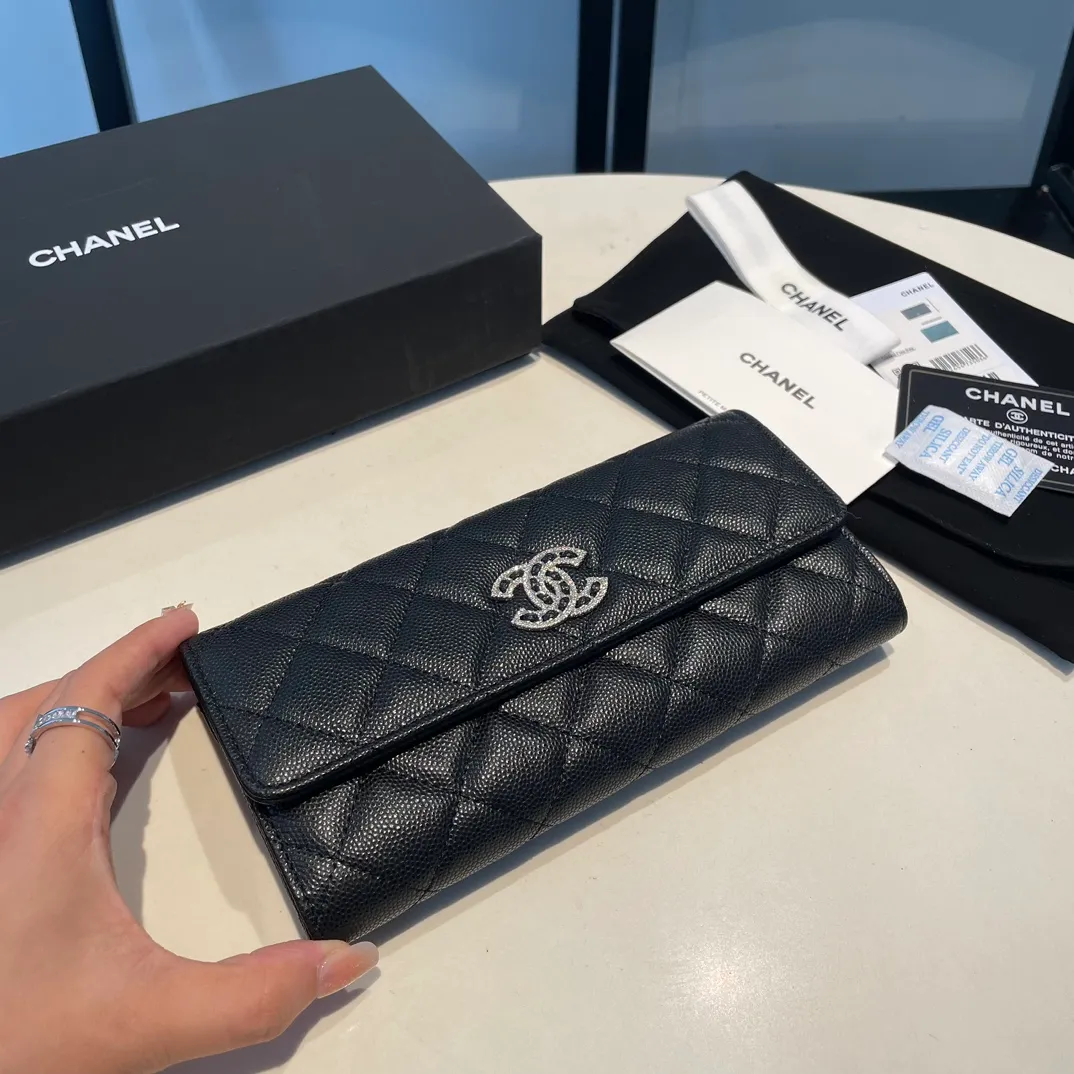 💰580😊 Upgraded version💋🆕In stock In stock Ohanel 22 spring and summer series rhinestone buckle fine ball grain cowhide long snap wallet, so beautiful that I cried😭New art double c diamond buckle through leather. The rhinestone buckle is very attractive to me, anyway, the diamond is really good-looking, so I bought it! Comes with complete packaging 2715🍃size: 19*10cm