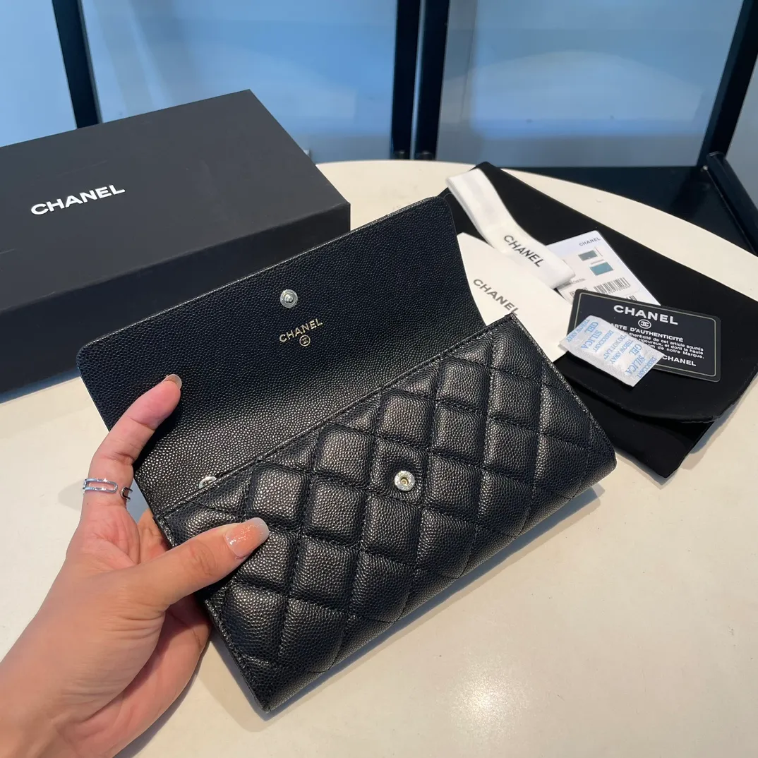 💰580😊 Upgraded version💋🆕In stock In stock Ohanel 22 spring and summer series rhinestone buckle fine ball grain cowhide long snap wallet, so beautiful that I cried😭New art double c diamond buckle through leather. The rhinestone buckle is very attractive to me, anyway, the diamond is really good-looking, so I bought it! Comes with complete packaging 2715🍃size: 19*10cm