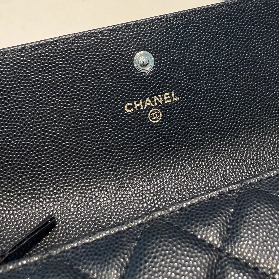 💰580😊 Upgraded version💋🆕In stock In stock Ohanel 22 spring and summer series rhinestone buckle fine ball grain cowhide long snap wallet, so beautiful that I cried😭New art double c diamond buckle through leather. The rhinestone buckle is very attractive to me, anyway, the diamond is really good-looking, so I bought it! Comes with complete packaging 2715🍃size: 19*10cm