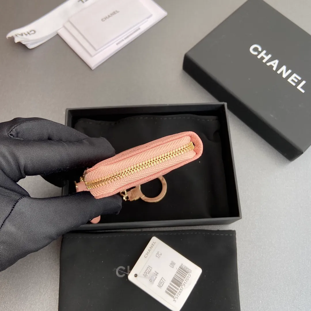 [Special grade hardware original leather] 💰320 Xiaoxiang small zipper bag card holder series Hook chain quilted card holder with iconic metal logo Gold tone metal hardware, special Italian imported leather 1 card slot wallet bag, 1 hook chain Number: 0221 Pink ball light gold Size: w11.5×h7.5×1.5cm