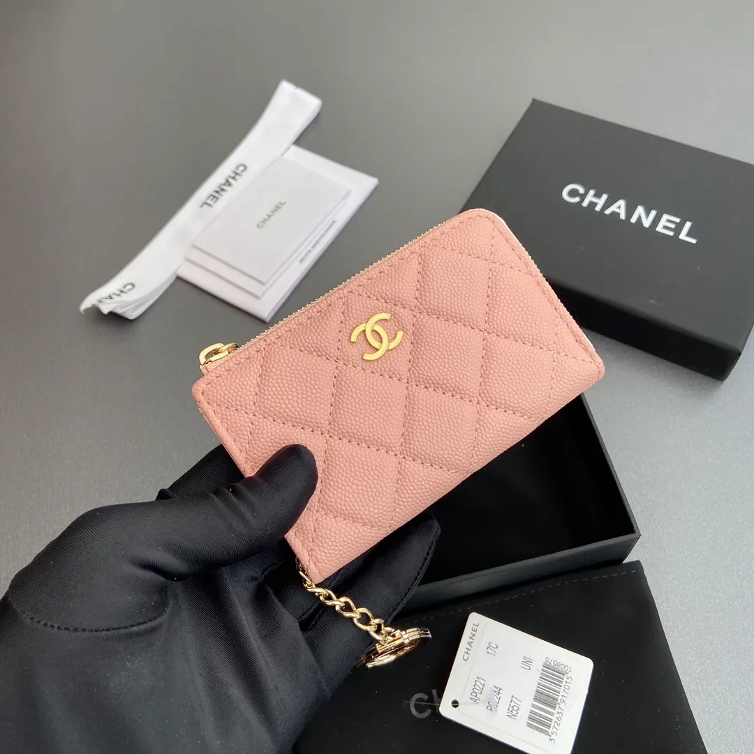 [Special grade hardware original leather] 💰320 Xiaoxiang small zipper bag card holder series Hook chain quilted card holder with iconic metal logo Gold tone metal hardware, special Italian imported leather 1 card slot wallet bag, 1 hook chain Number: 0221 Pink ball light gold Size: w11.5×h7.5×1.5cm