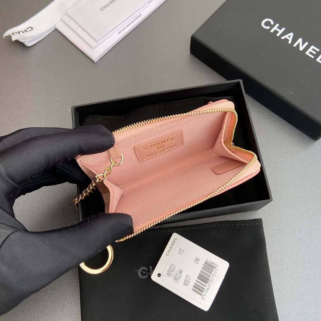 [Special grade hardware original leather] 💰320 Xiaoxiang small zipper bag card holder series Hook chain quilted card holder with iconic metal logo Gold tone metal hardware, special Italian imported leather 1 card slot wallet bag, 1 hook chain Number: 0221 Pink ball light gold Size: w11.5×h7.5×1.5cm