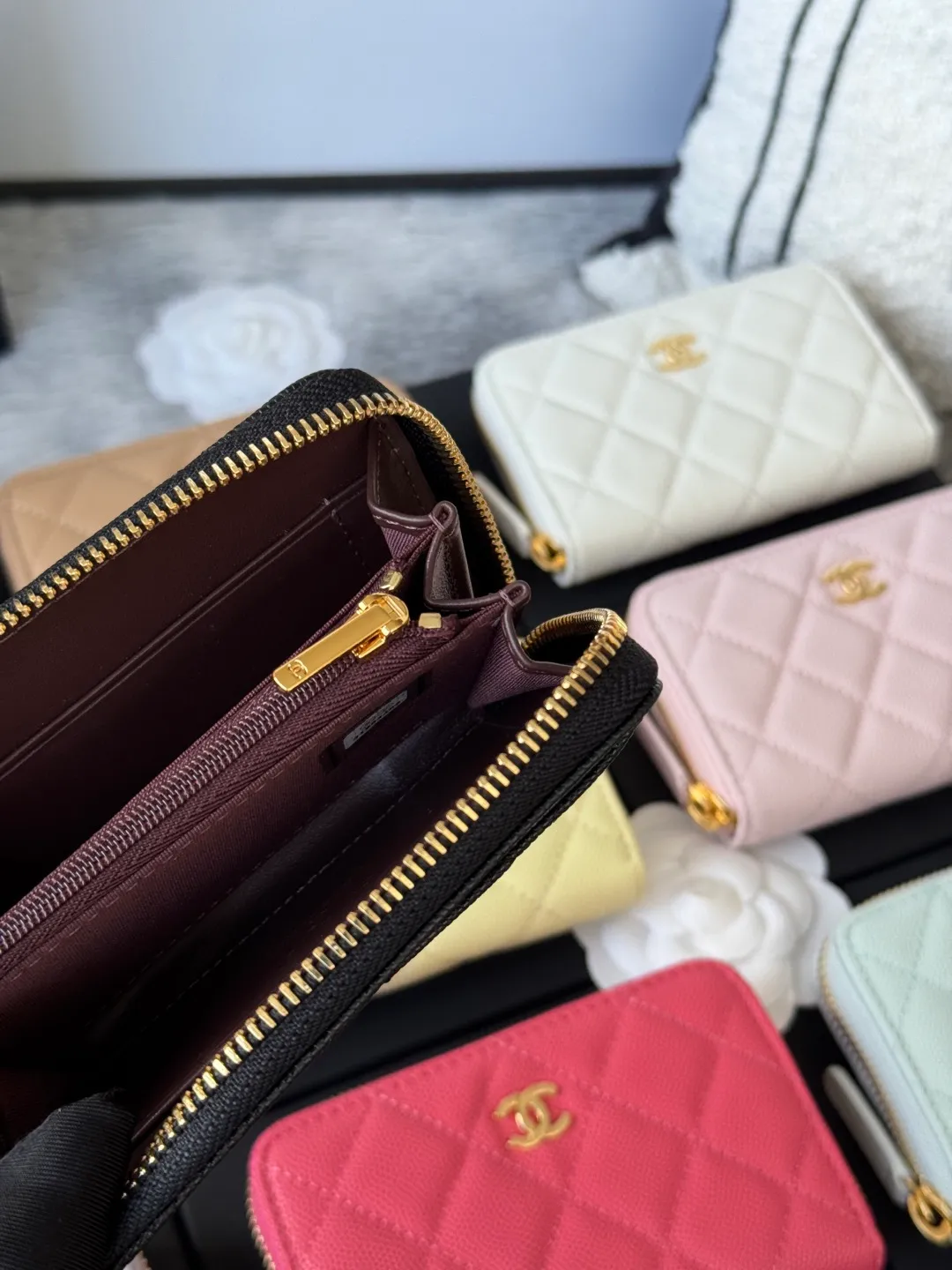 Finally arrived. Number: 3686 collection. Fifteen colors. Chanel 25c zipper bag. Large size. Zipper inside.