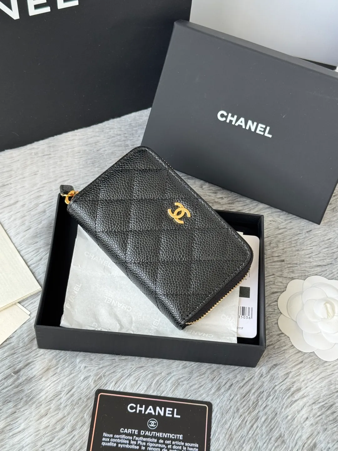 Finally arrived. Number: 3686 collection. Fifteen colors. Chanel 25c zipper bag. Large size. Zipper inside.