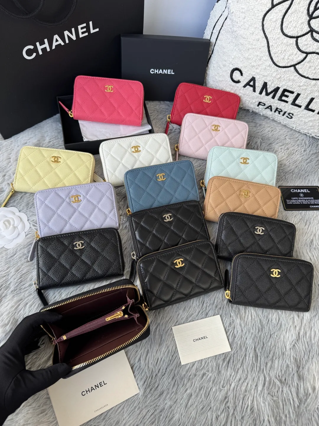 Finally arrived. Number: 3686 collection. Fifteen colors. Chanel 25c zipper bag. Large size. Zipper inside.
