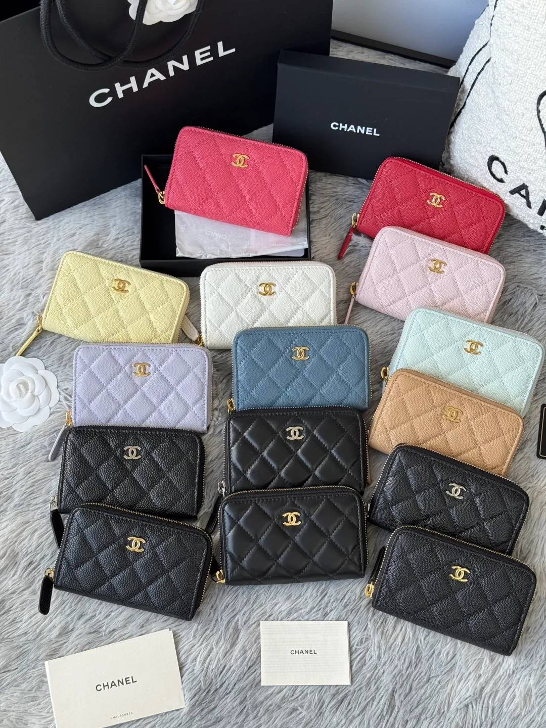 Finally arrived. Number: 3686 collection. Fifteen colors. Chanel 25c zipper bag. Large size. Zipper inside.