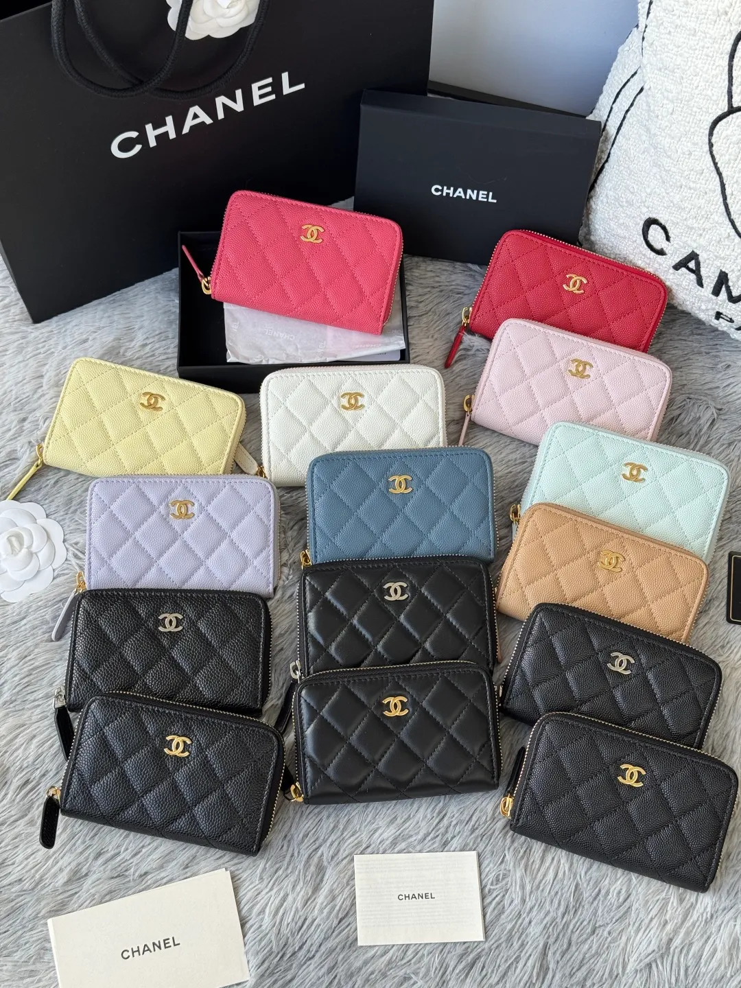 Finally arrived. Number: 3686 collection. Fifteen colors. Chanel 25c zipper bag. Large size. Zipper inside.