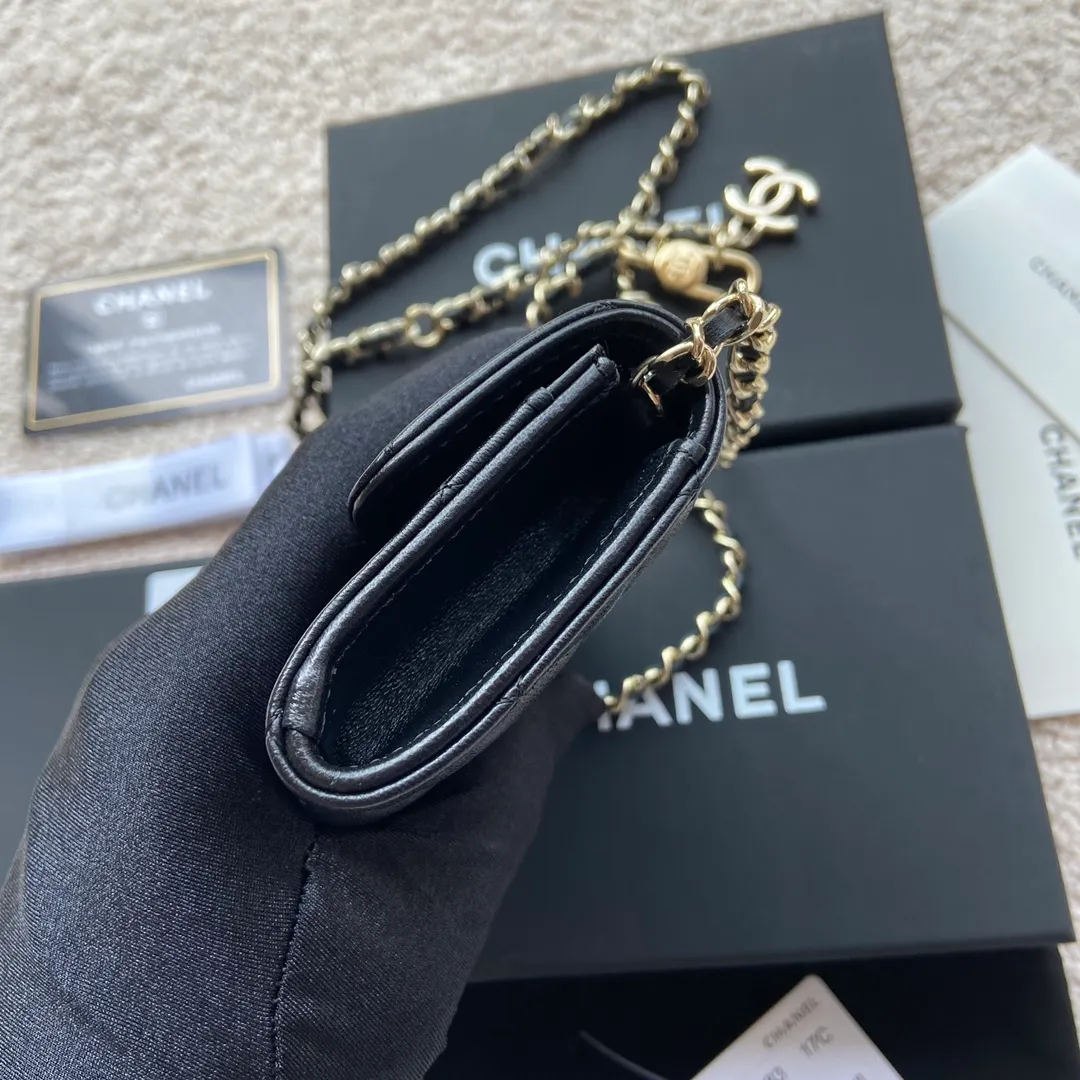 Xiaoxiang imported Italian leather Item number: AP3966 /A81081 (chain small card holder) Price: 420 Size: w11×h7cm Color: black sheepskin gold steel mark