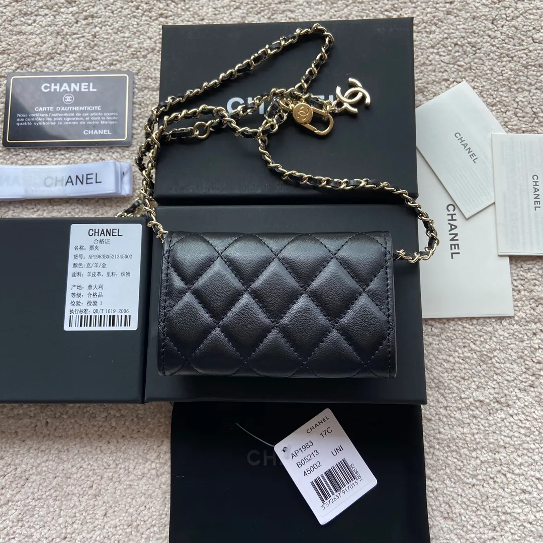 Xiaoxiang imported Italian leather Item number: AP3966 /A81081 (chain small card holder) Price: 420 Size: w11×h7cm Color: black sheepskin gold steel mark