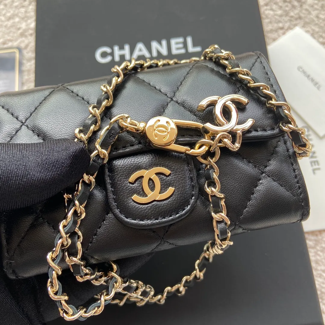 Xiaoxiang imported Italian leather Item number: AP3966 /A81081 (chain small card holder) Price: 420 Size: w11×h7cm Color: black sheepskin gold steel mark