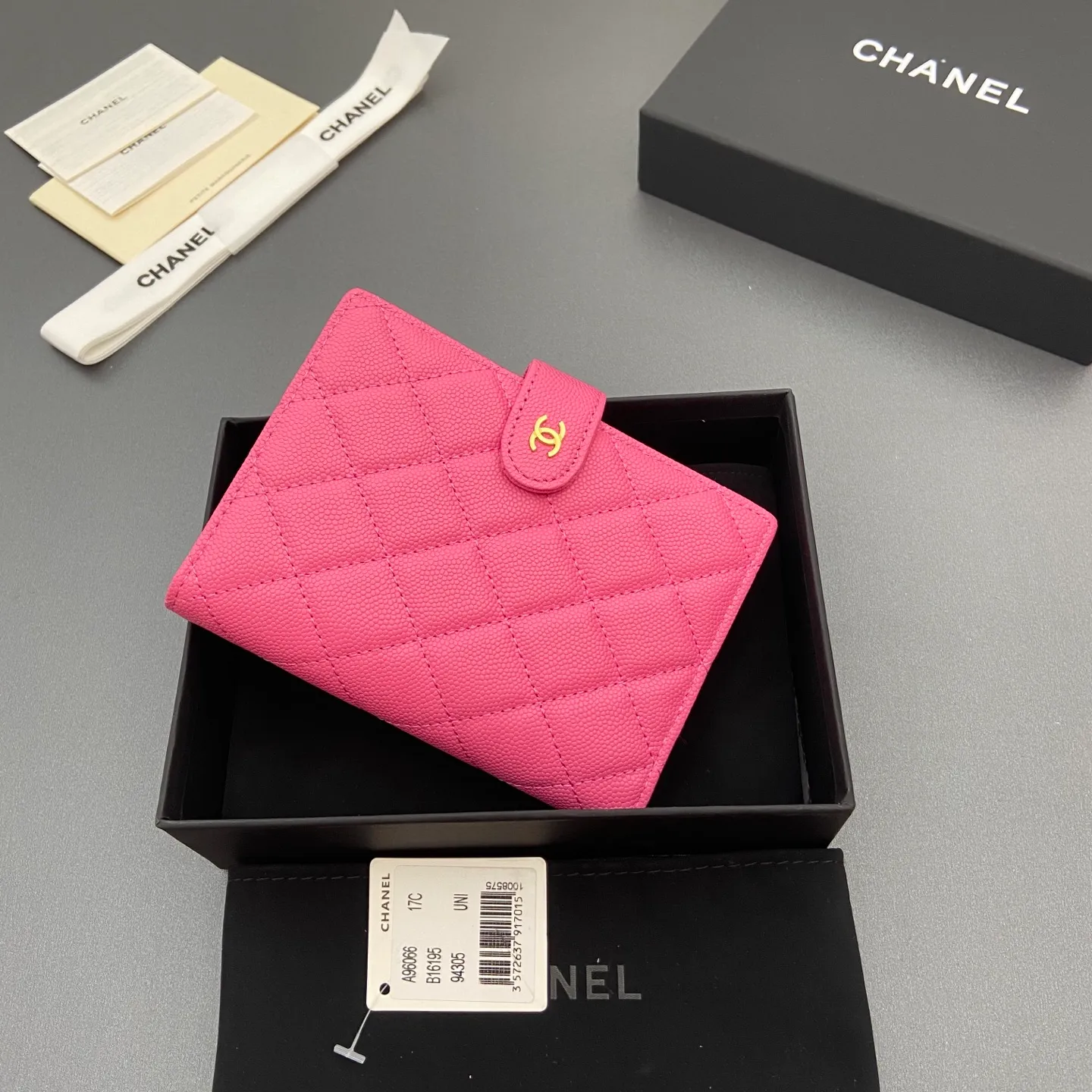 [Premium Hardware Original Leather] ¥440 Xiaoxiang Passport Holder Series Quilted with iconic metal logo Gold tone metal hardware, special Italian imported leather 4 card slots, 1 small zipper pocket. 1 banknote compartment, 1 passport holder card slot No.: 96066 Plum red thin ball gold buckle Size: w10×h14×d2cm