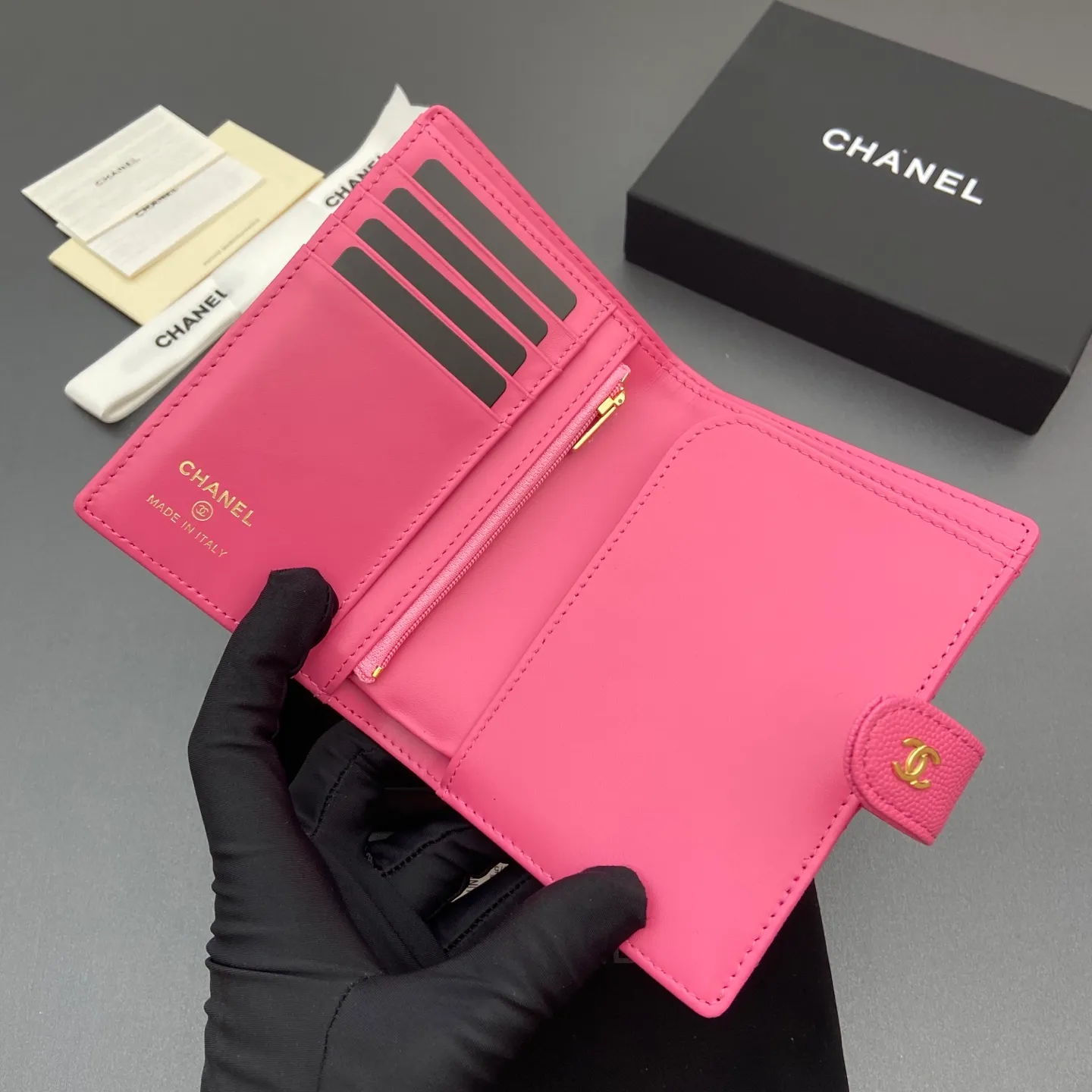 [Premium Hardware Original Leather] ¥440 Xiaoxiang Passport Holder Series Quilted with iconic metal logo Gold tone metal hardware, special Italian imported leather 4 card slots, 1 small zipper pocket. 1 banknote compartment, 1 passport holder card slot No.: 96066 Plum red thin ball gold buckle Size: w10×h14×d2cm