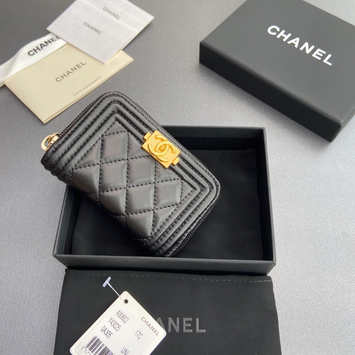 Xiaoxiang imported Italian leather Item number: A80602 Price: 320 Size: w11×h7.5×d2cm Color: black sheepskin gold hardware