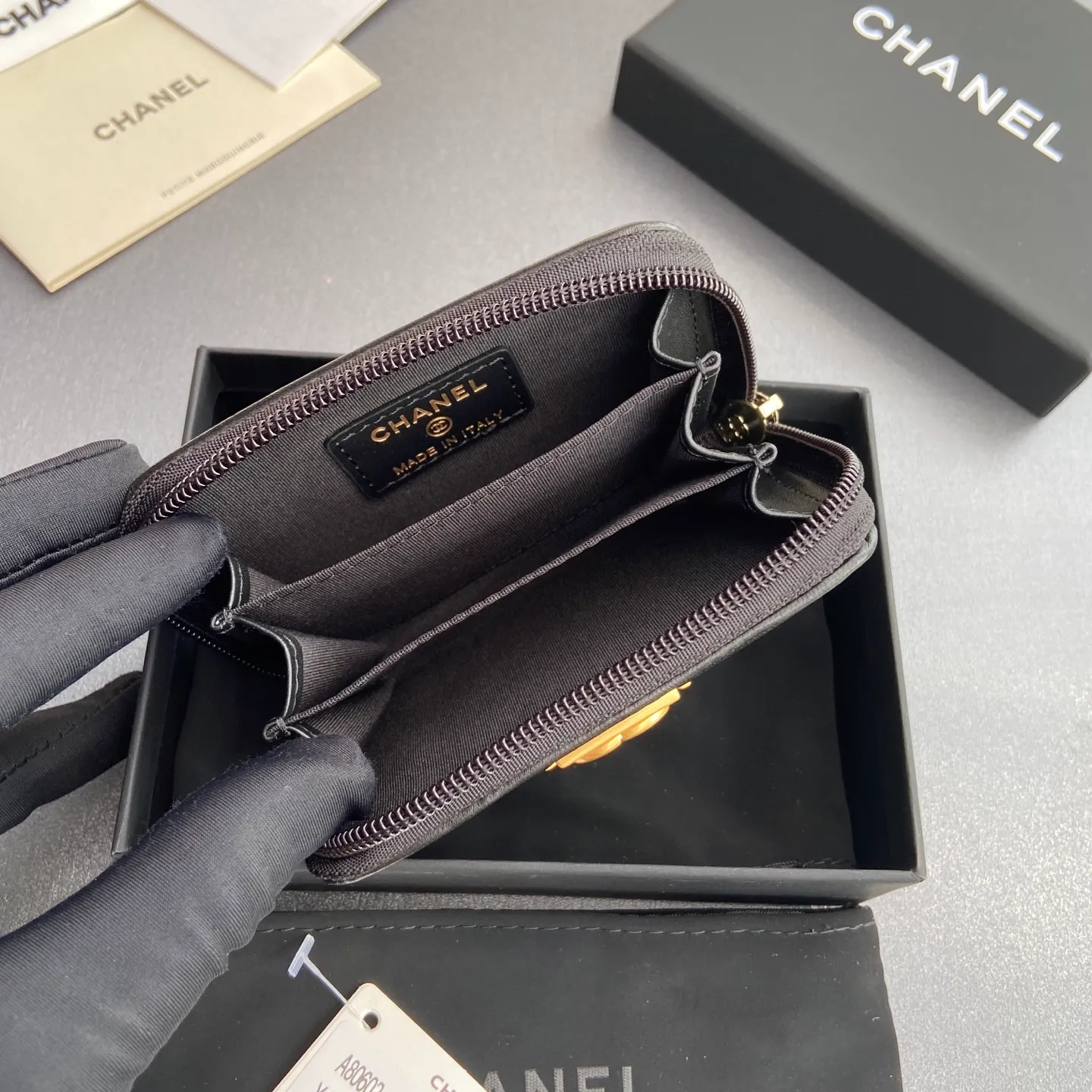 Xiaoxiang imported Italian leather Item number: A80602 Price: 320 Size: w11×h7.5×d2cm Color: black sheepskin gold hardware