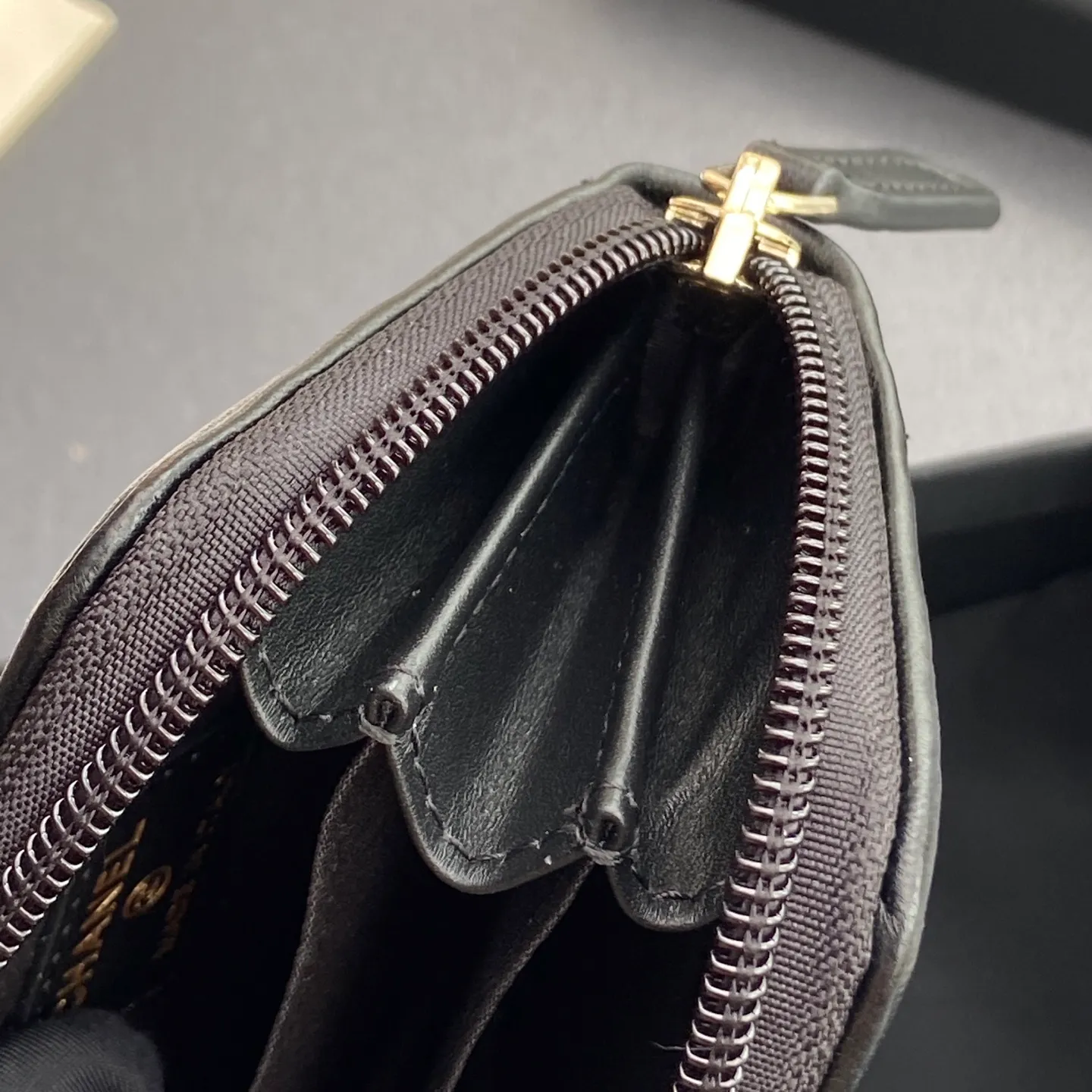 Xiaoxiang imported Italian leather Item number: A80602 Price: 320 Size: w11×h7.5×d2cm Color: black sheepskin gold hardware