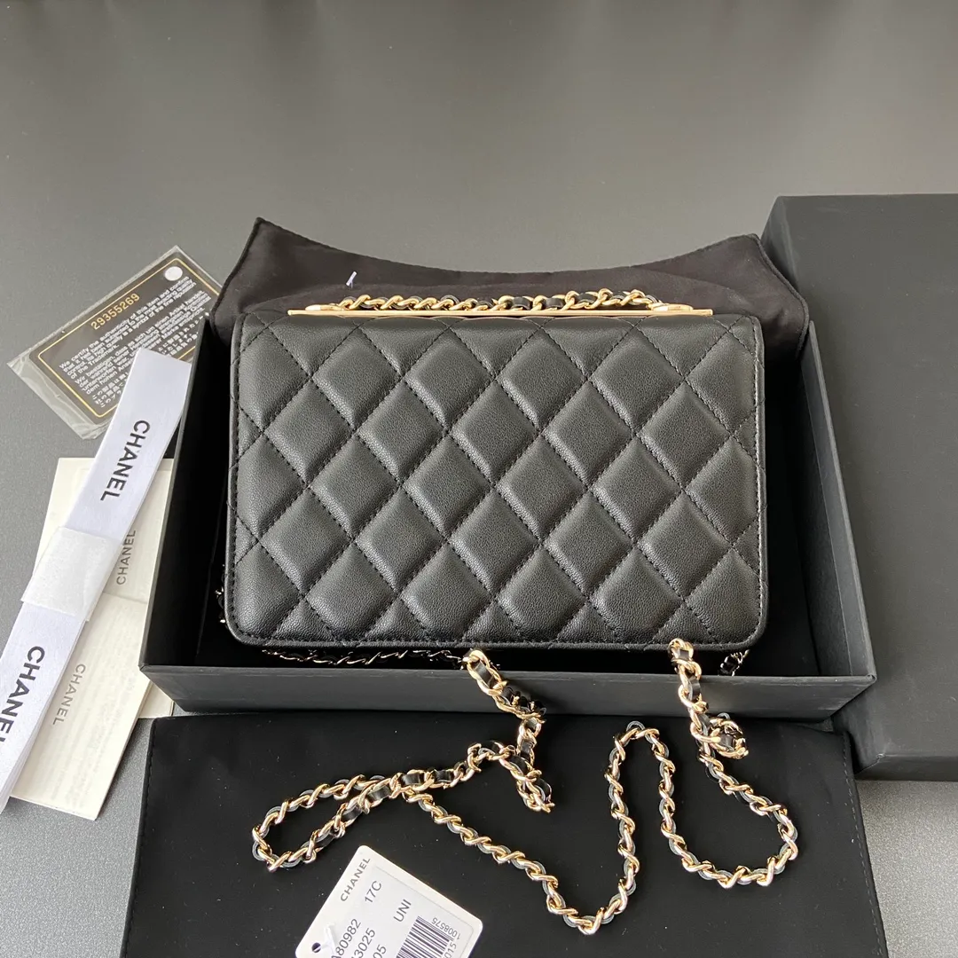 Xiaoxiang imported Italian lambskin Item number: A80982 Price: 800 Size: w13×h19.5×3.5cm Color: black lambskin gold steel mark
